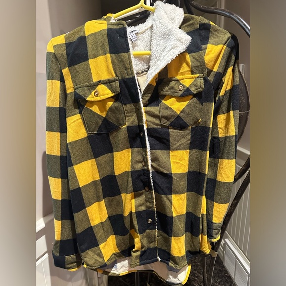 Woman’s Sherpa button up top - Picture 6 of 8